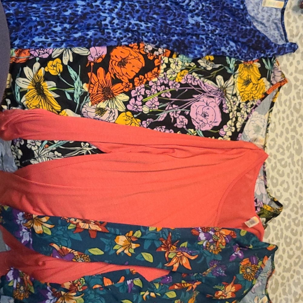 Lot of 4 lularoe long sleeves t's